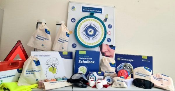 Mit Helm (© Kinderneurologiehilfe Berlin-Brandenburg) Mit Helm (© Kinderneurologiehilfe Berlin-Brandenburg)