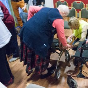 Bekleben des Rollators mit Reflektionsstreifen