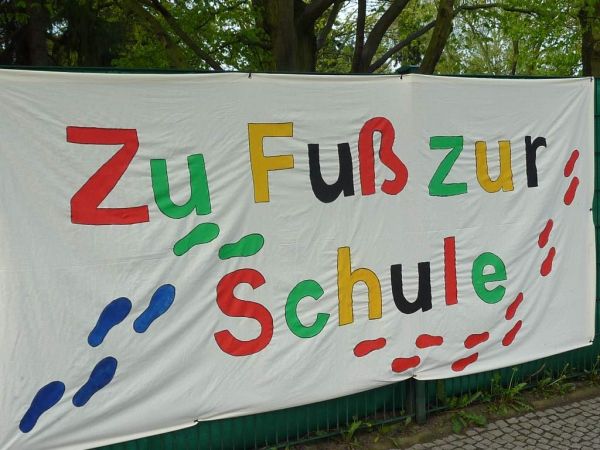 Zu Fuß zur Schule